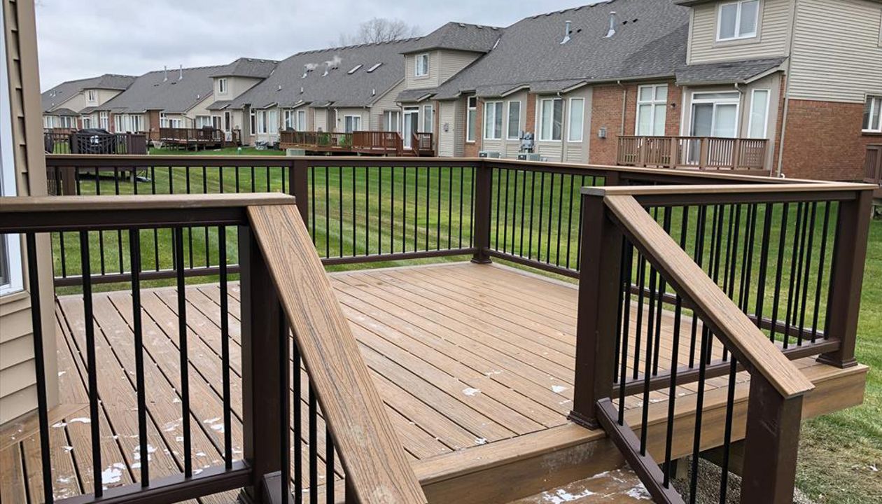 Havana Gold Decking, Transcend Cocktail Rail system in Vintage Lantern - Warren, MI