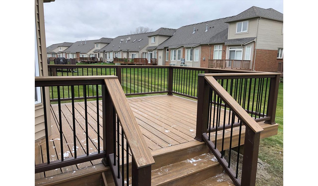Havana Gold Decking, Transcend Cocktail Rail system in Vintage Lantern - Warren, MI