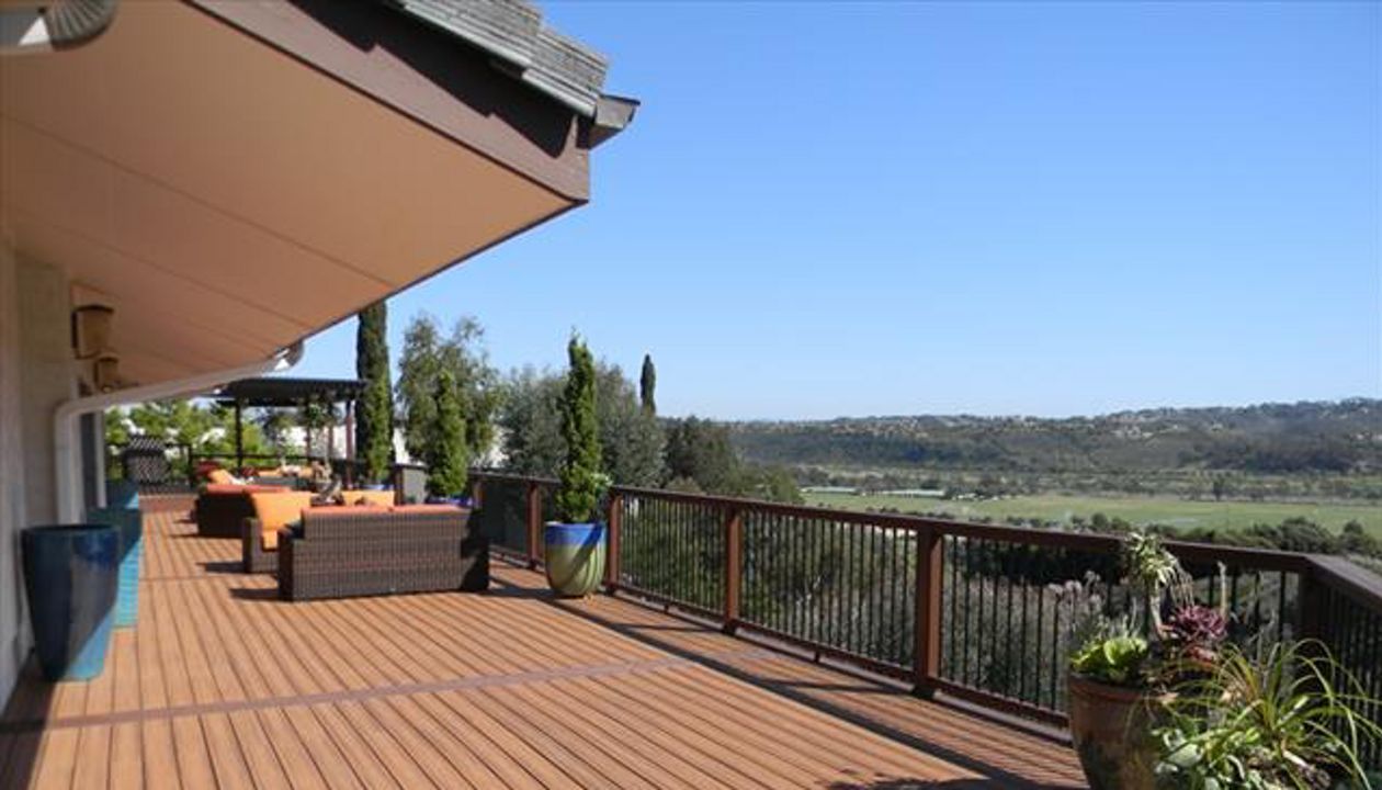 Trex Tiki Torch decking with Fire Pit borders, Del Mar, CA