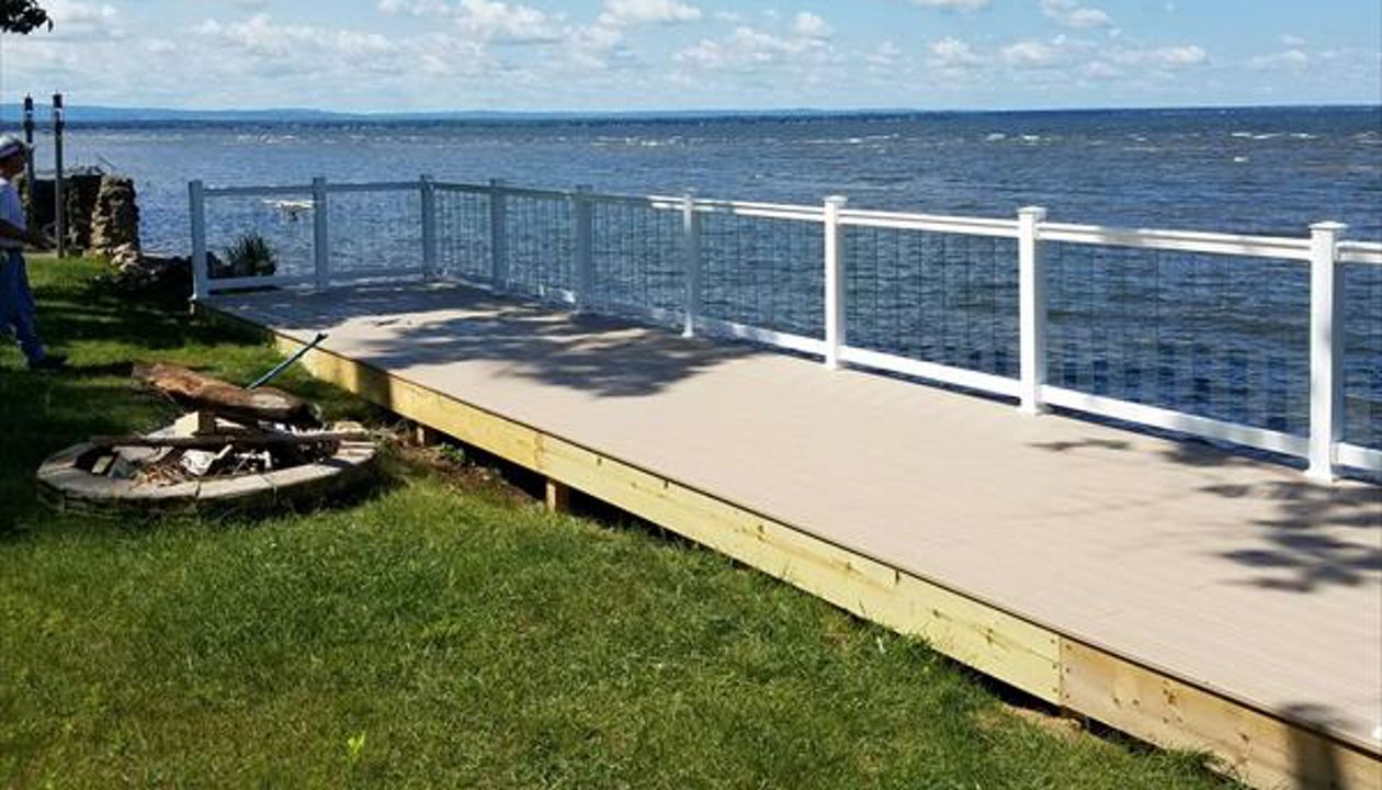 Rope swing with glass railing