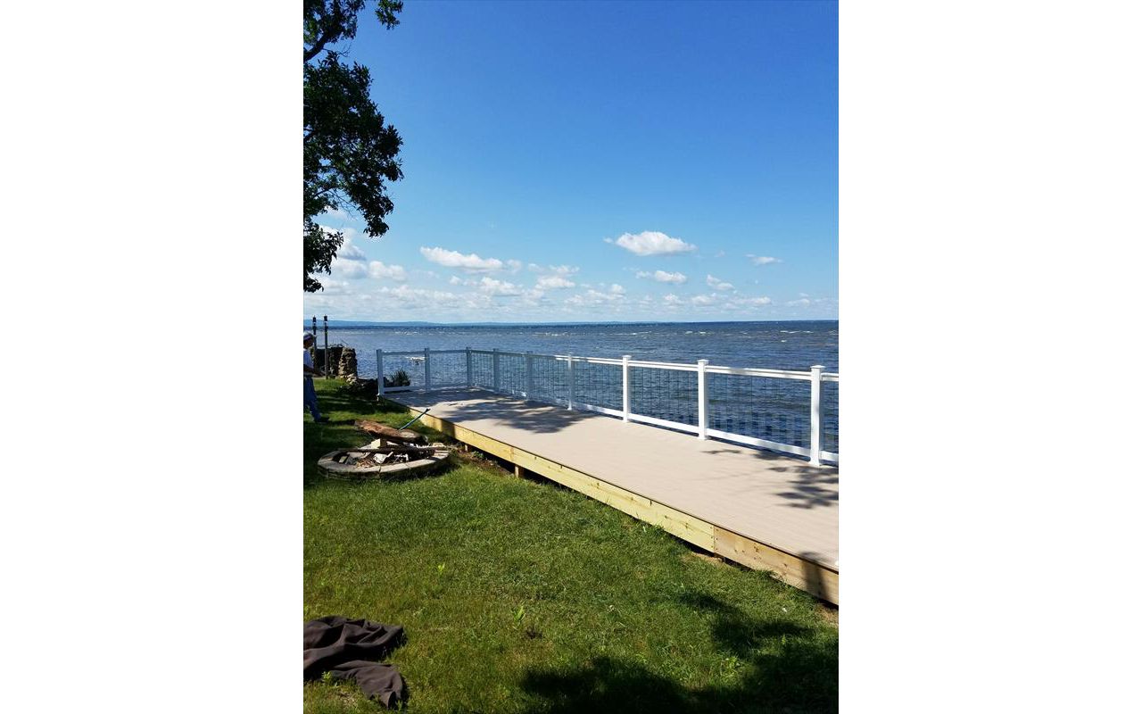 Rope swing with glass railing