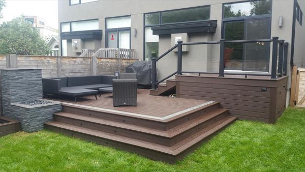Trex Transcend Vintage Lantern Decking with Charcoal Trex Transcend Railings with Glass Panels