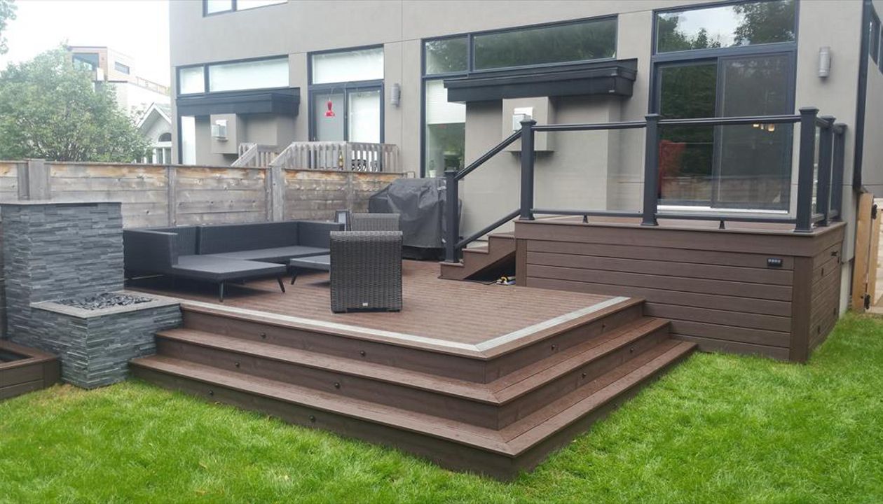 Trex Transcend Vintage Lantern Decking with Charcoal Trex Transcend Railings with Glass Panels