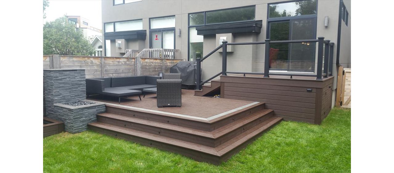 Trex Transcend Vintage Lantern Decking with Charcoal Trex Transcend Railings with Glass Panels