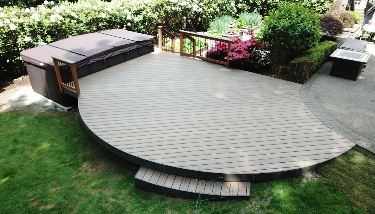 Trex Toasted Sand deck in Redmond, WA