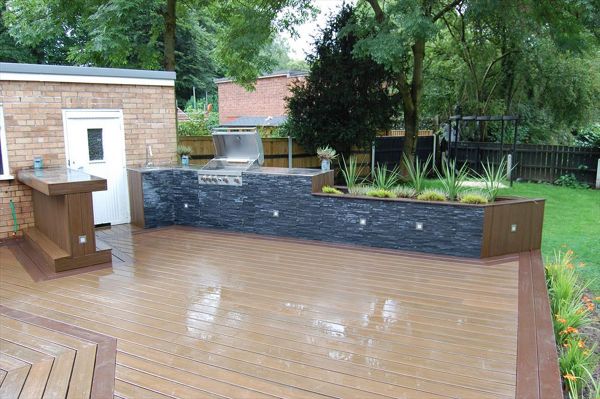 Large outdoor cooking and dining space in Lymm, Cheshire using Trex Transcend Vintage Lantern for the borders and upstands with Spiced Rum for the main deck area