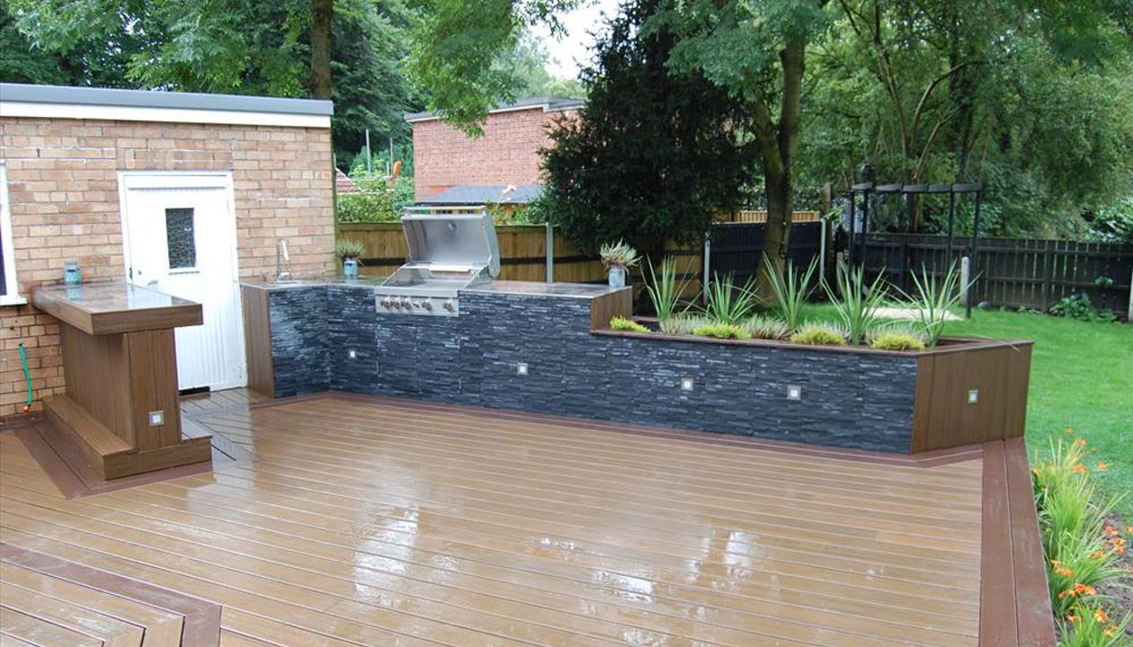 Large outdoor cooking and dining space in Lymm, Cheshire using Trex Transcend Vintage Lantern for the borders and upstands with Spiced Rum for the main deck area