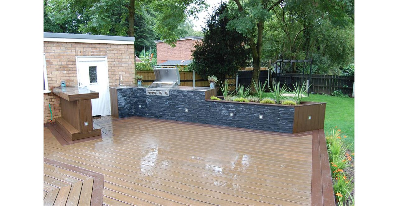 Large outdoor cooking and dining space in Lymm, Cheshire using Trex Transcend Vintage Lantern for the borders and upstands with Spiced Rum for the main deck area