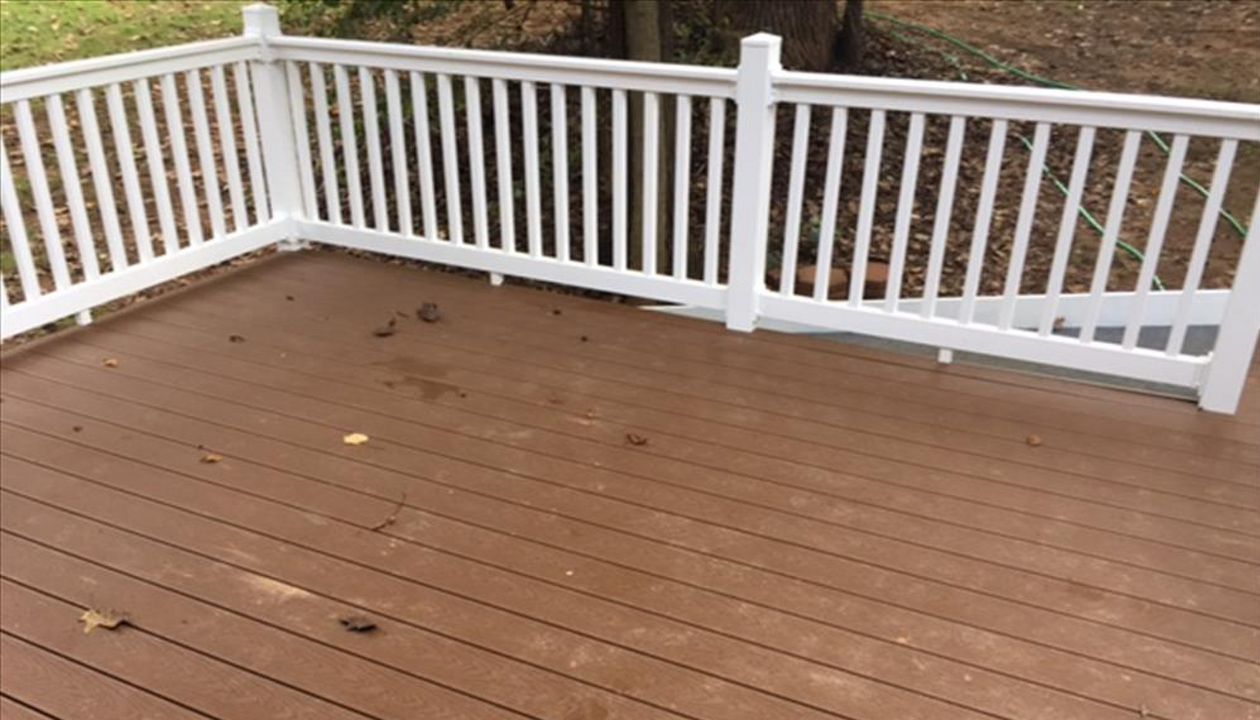 Trex Select decking looks great with white railings