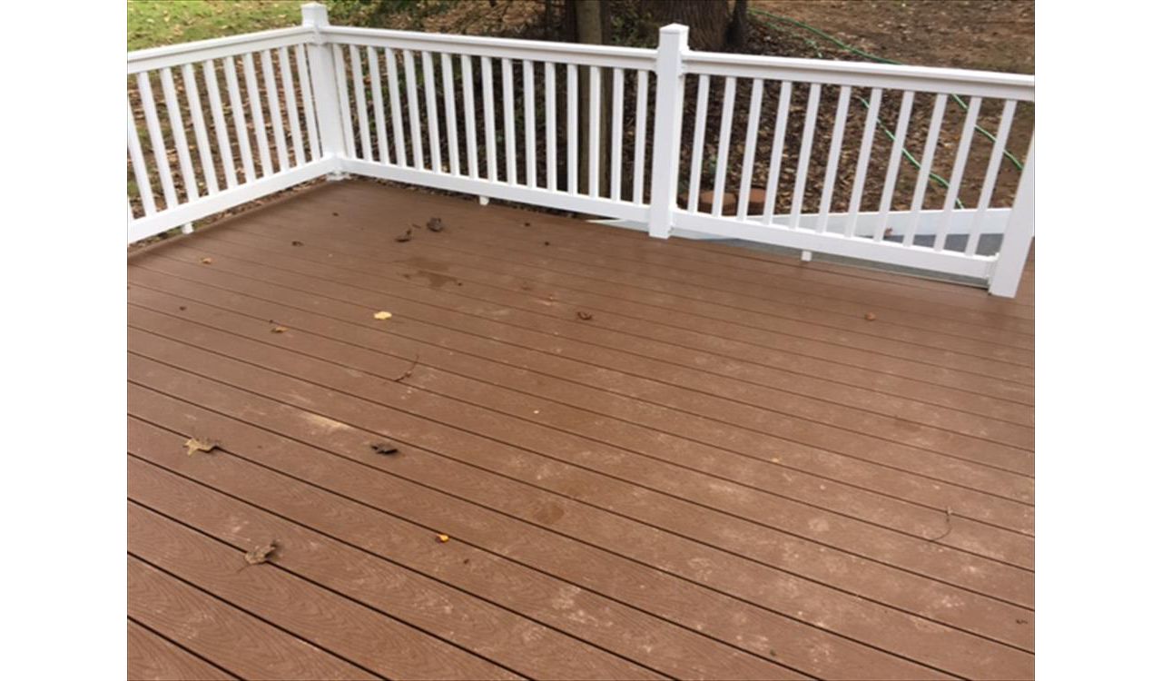 Trex Select decking looks great with white railings