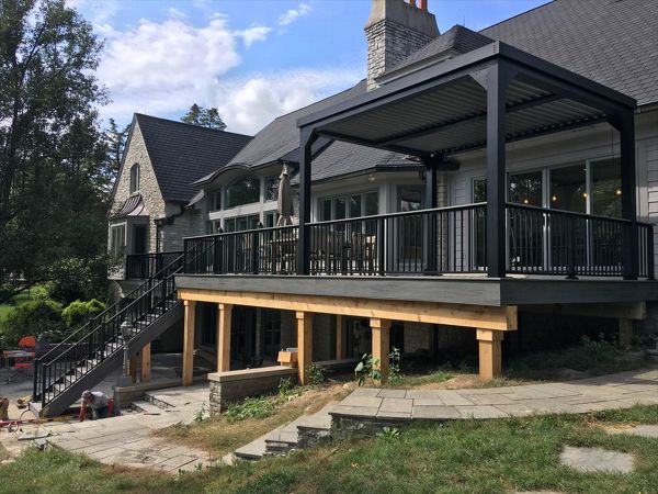 Trex Transcend Island Mist decking. Trex Signature railing w/ Island Mist cocktail board. - Carmel, IN