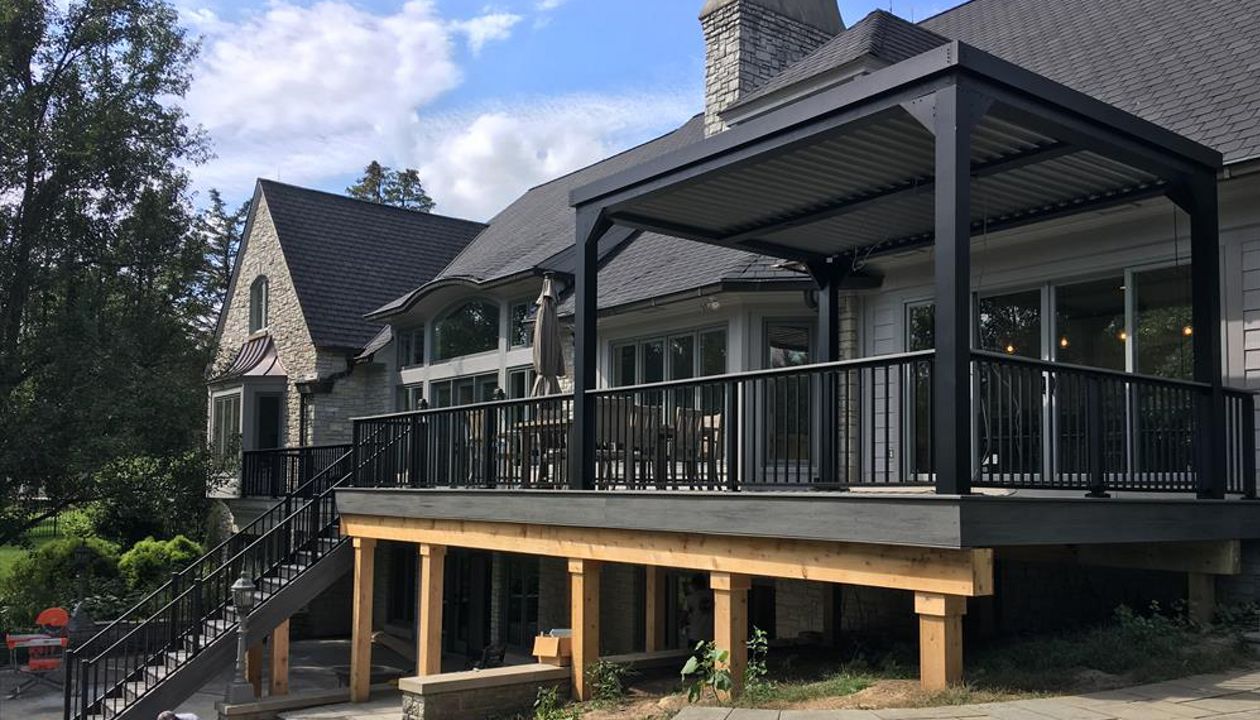 Trex Transcend Island Mist decking. Trex Signature railing w/ Island Mist cocktail board. - Carmel, IN