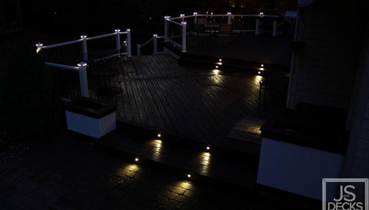 Cascading Vintage Lantern deck with DeckLighting