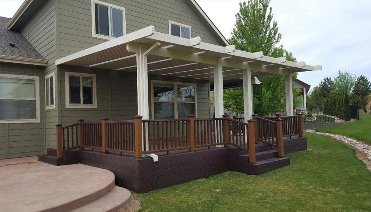 Trex Transcend Vintage Lantern Decking with TreeHouse Railing