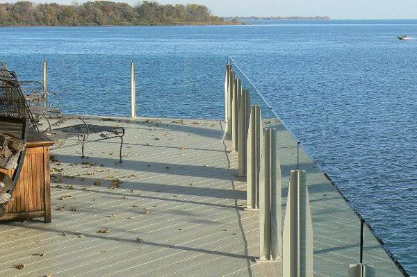 Trex Transcend Decking Ropeswing with glass railing