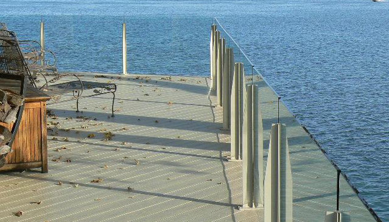 Trex Transcend Decking Ropeswing with glass railing