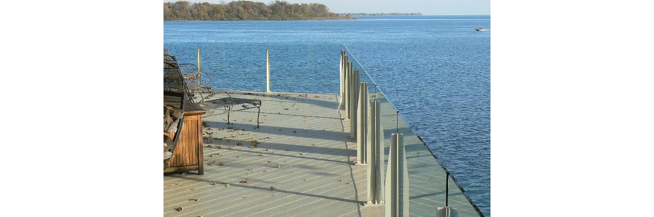 Trex Transcend Decking Ropeswing with glass railing
