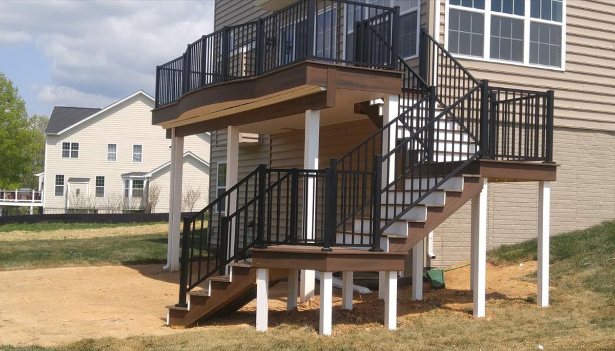 Trex Transcend Spiced Rum deck w/ custom curved band and Trex Signature Charcoal Black Railing