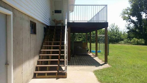 Trex Transcend Spiced Rum decking with White Signature railing at Lake of the Ozarks