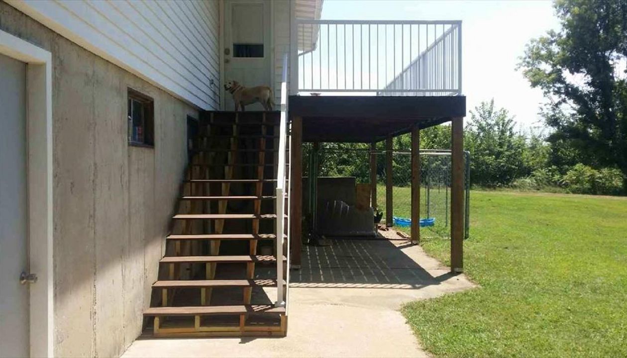 Trex Transcend Spiced Rum decking with White Signature railing at Lake of the Ozarks