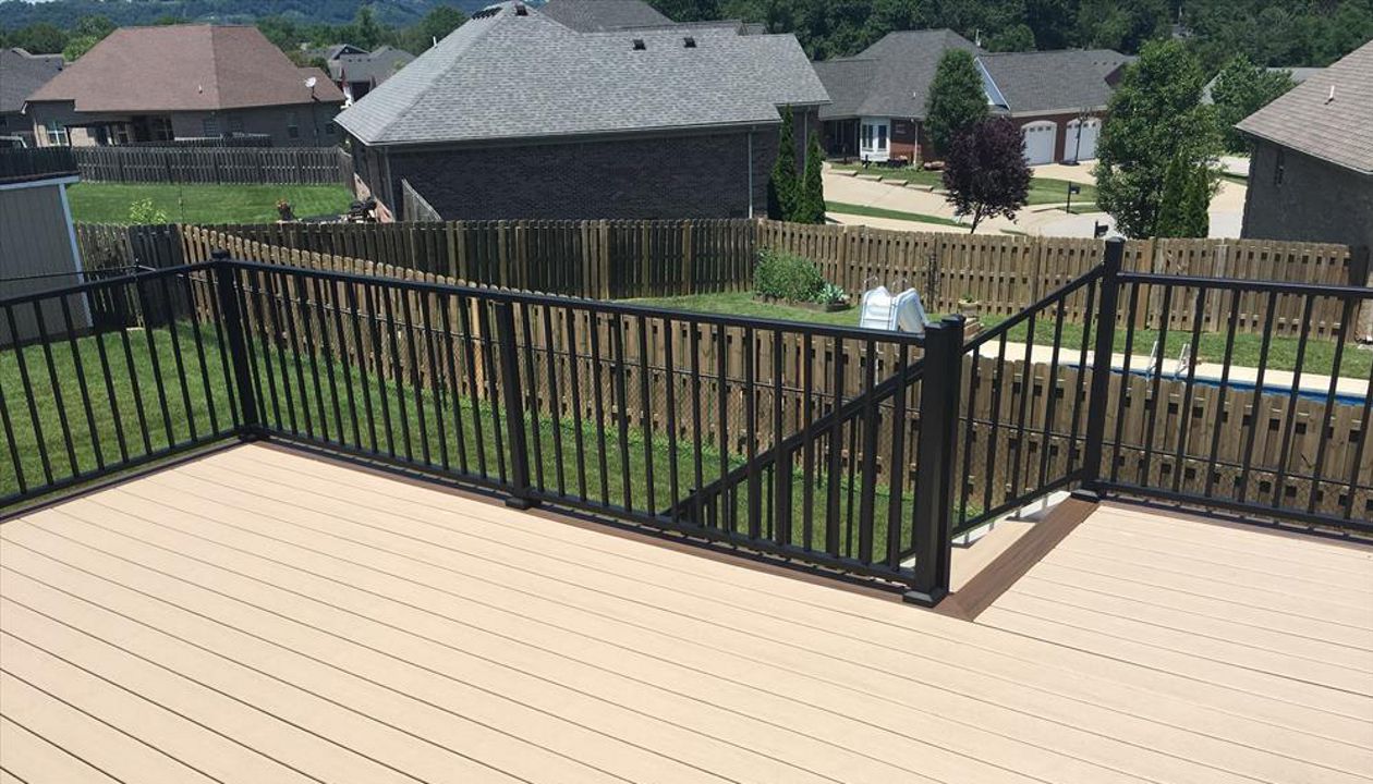 Trex Transcend Rope Swing decking & Signature Charcoal Black aluminum railing