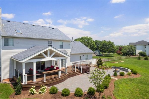 Trex Transcend Spiced Rum and Vintage Lantern Deck with Vintage Lantern Rail and Custom Bar Top and Roof.