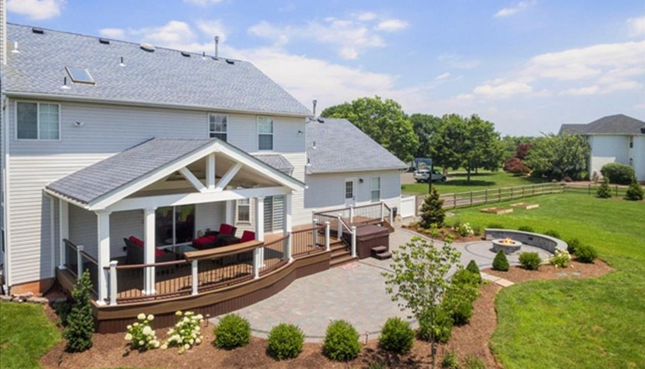 Trex Transcend Spiced Rum and Vintage Lantern Deck with Vintage Lantern Rail and Custom Bar Top and Roof.