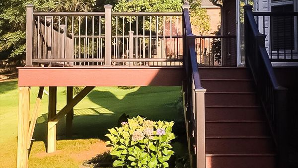 Trex Select Madeira Decking with Trex Transcend Vintage Lantern Railing