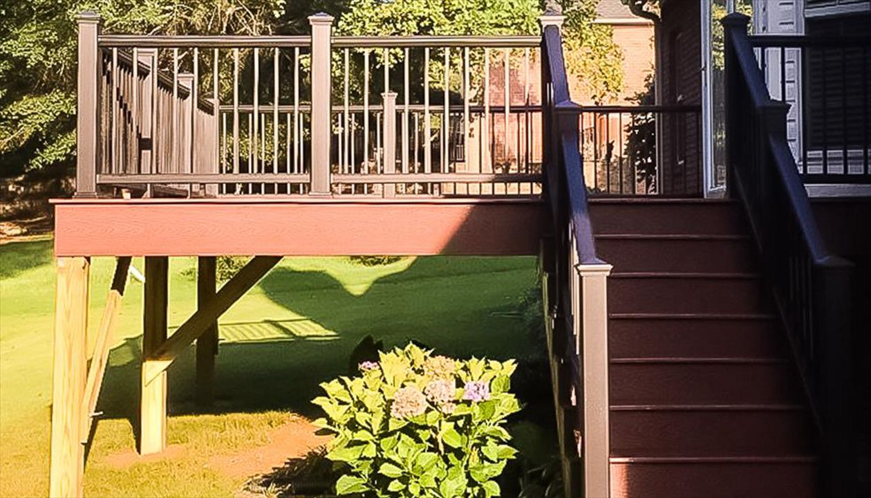 Trex Select Madeira Decking with Trex Transcend Vintage Lantern Railing