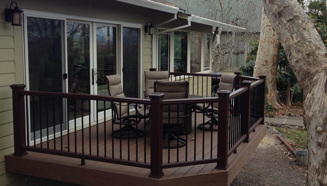 Napa, CA - Trex Vintage Lantern rail with black balusters