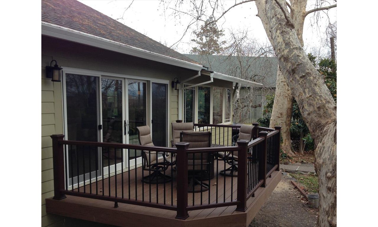 Napa, CA - Trex Vintage Lantern rail with black balusters