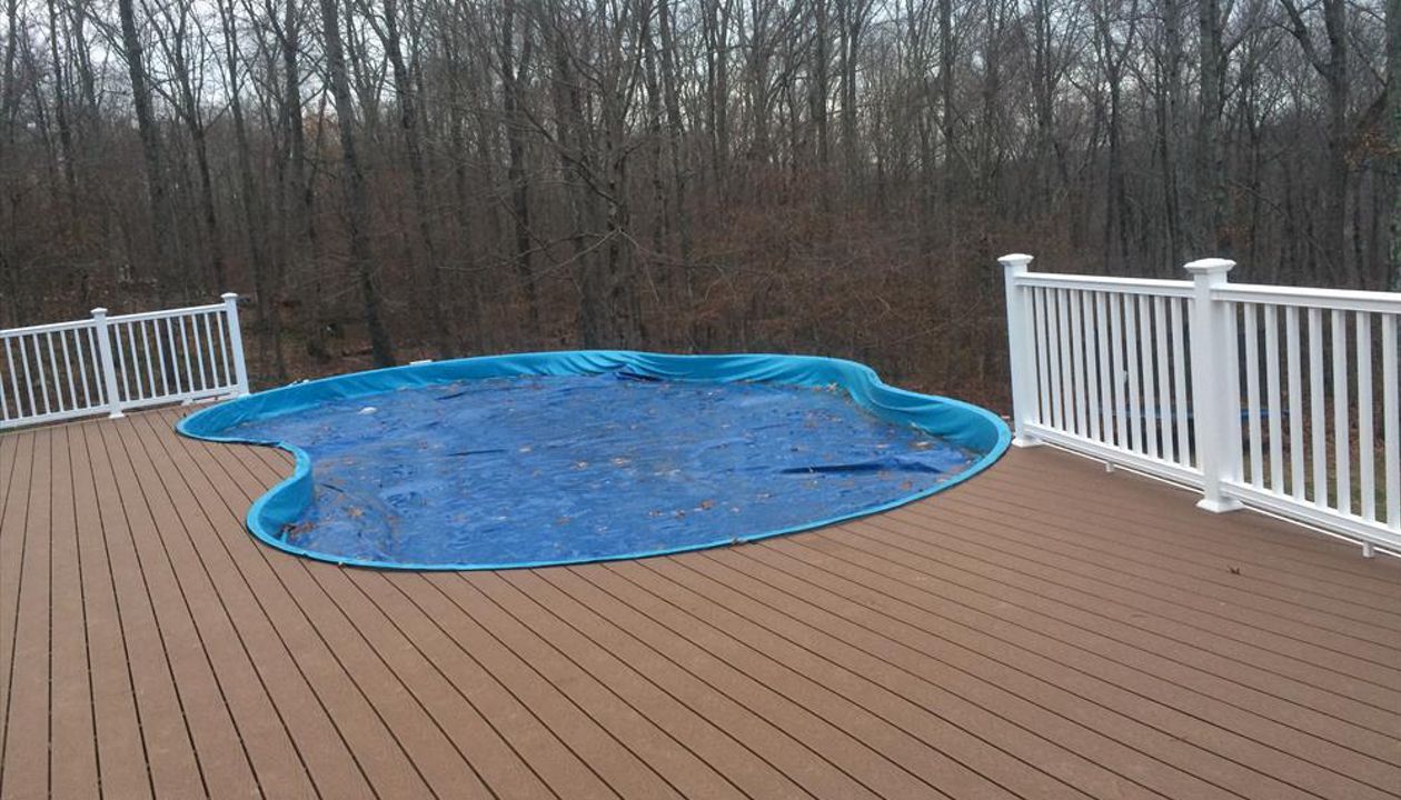 Trex select saddle decking, white pvc rails, white pvc fascia & risers