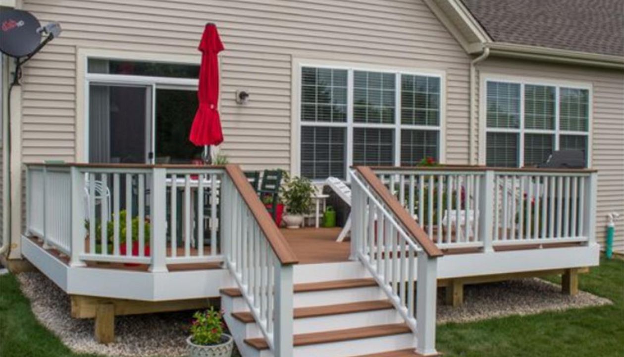 Trex Transcend Tiki Torch decking & Transcend Classic White railing