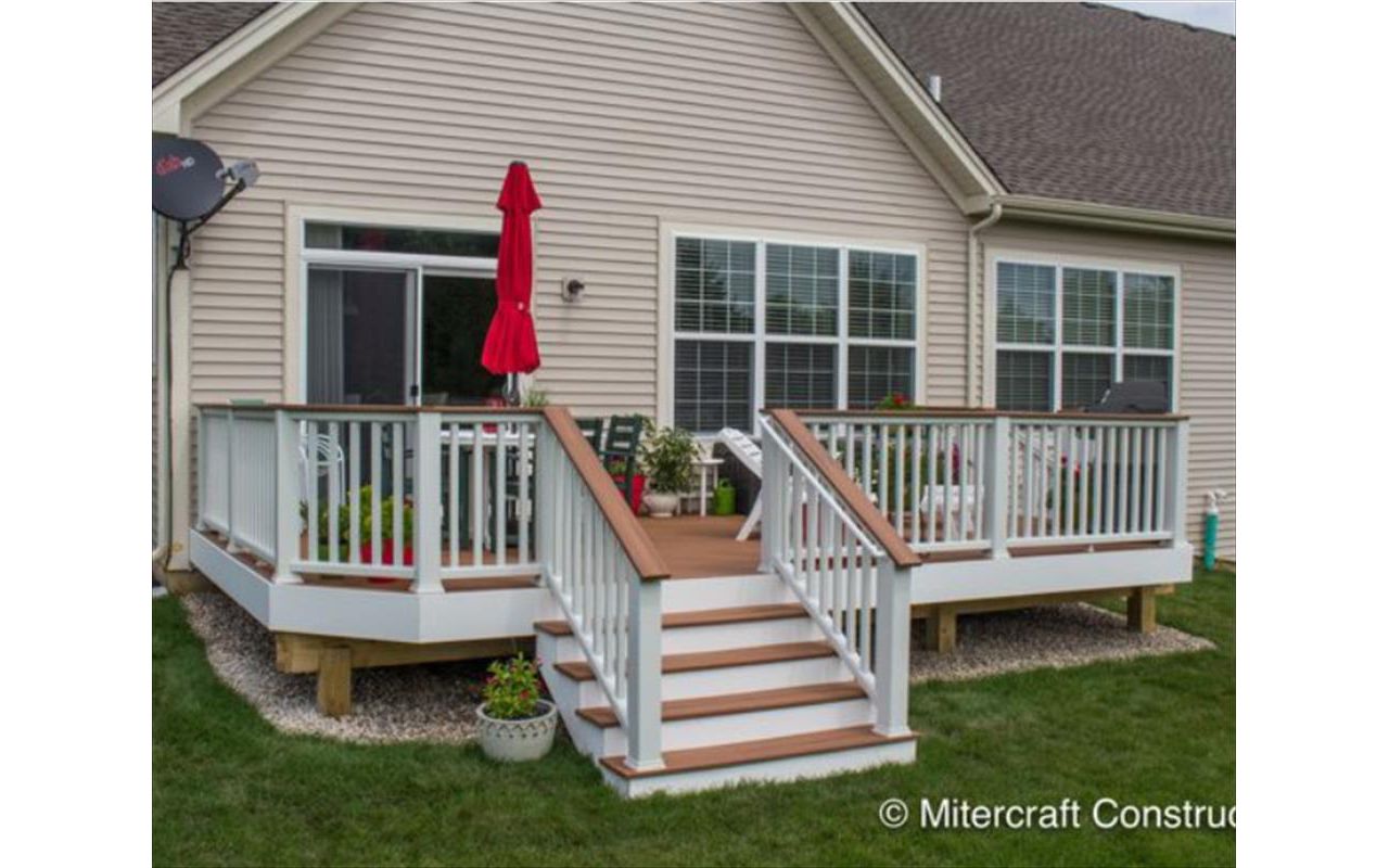 Trex Transcend Tiki Torch decking & Transcend Classic White railing
