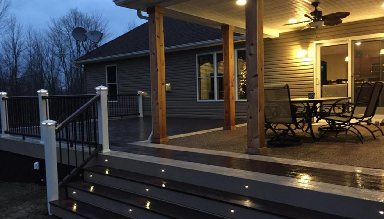 Trex Transcend railing in Classic White and Vintage Lantern with Trex Outdoor Lighting