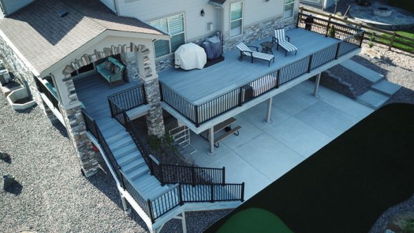 Trex Enhance Naturals Foggy Wharf decking paired with Trex Signature Aluminum railing