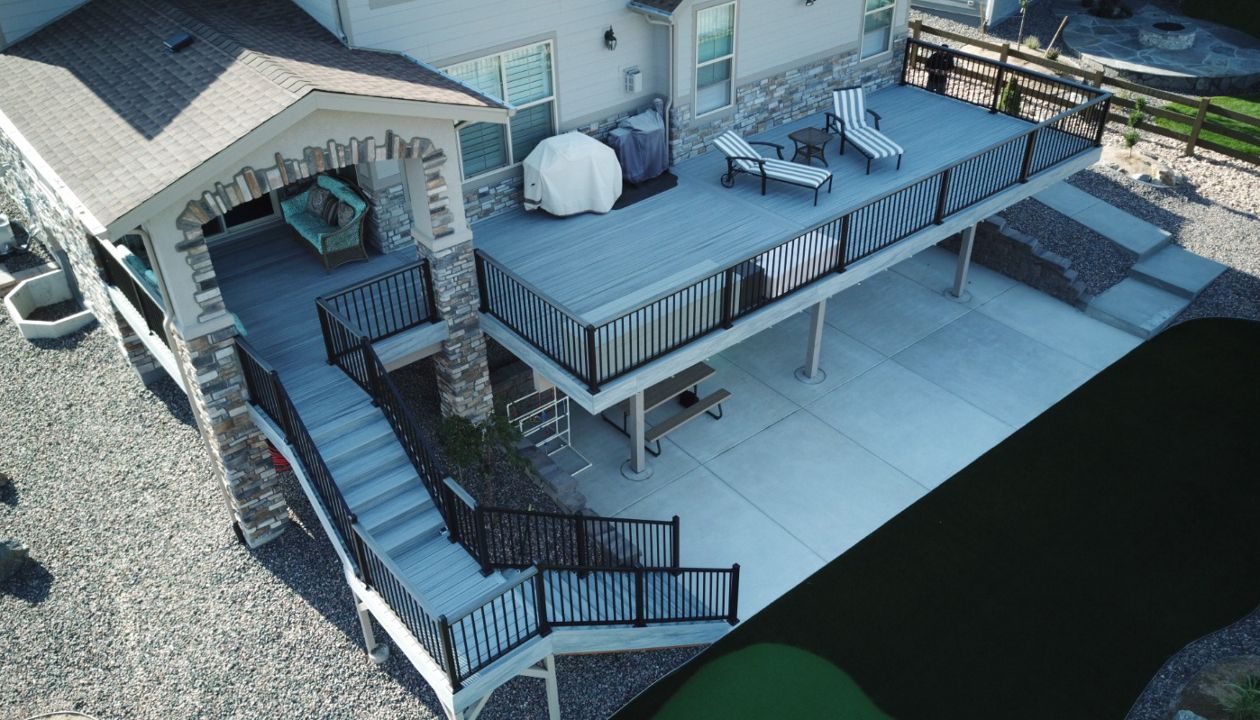 Trex Enhance Naturals Foggy Wharf decking paired with Trex Signature Aluminum railing