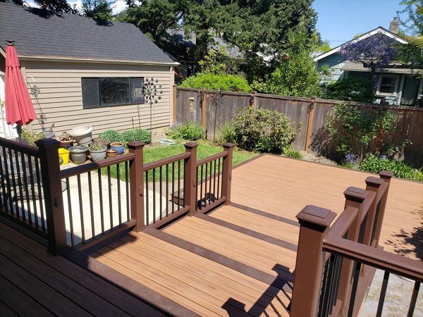 Trex Transcend Tiki Torch decking with Vintage Lantern boarder, Transcend Vintage Lantern railing with metal balusters and Trex lighting