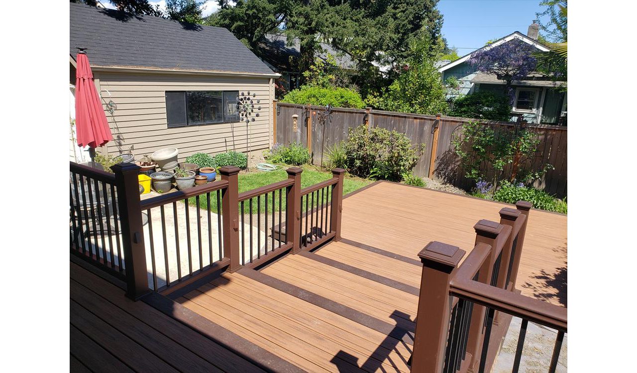 Trex Transcend Tiki Torch decking with Vintage Lantern boarder, Transcend Vintage Lantern railing with metal balusters and Trex lighting