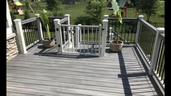 Second level deck with split staircase