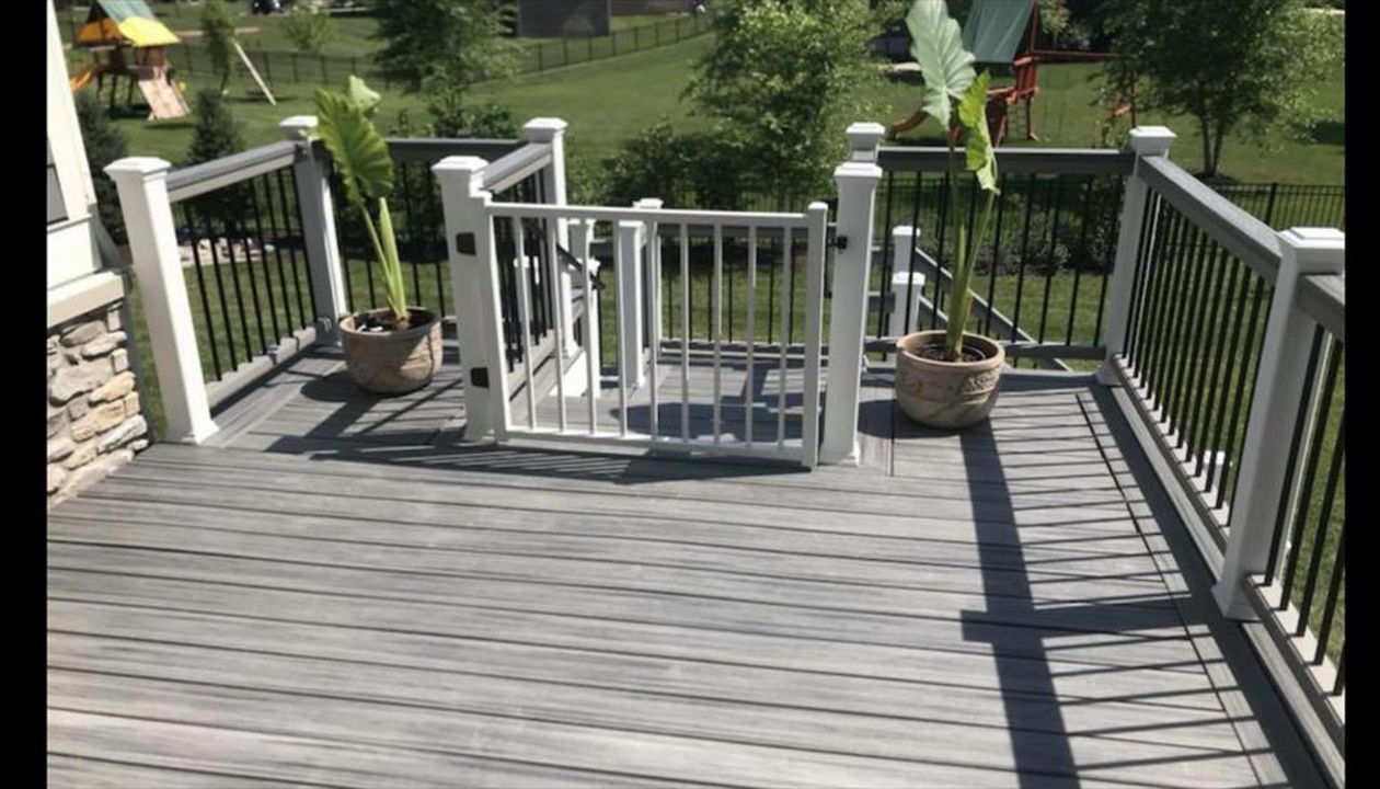 Second level deck with split staircase