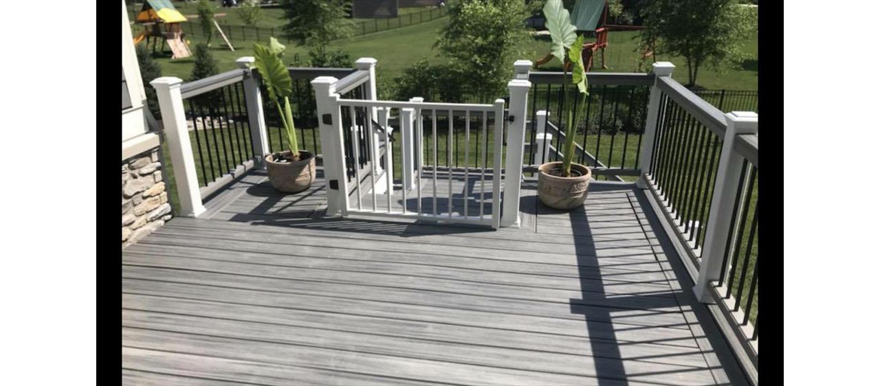 Second level deck with split staircase