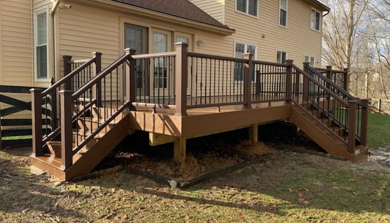 Trex Select Saddle decking with Transcend Vintage Lantern railing.