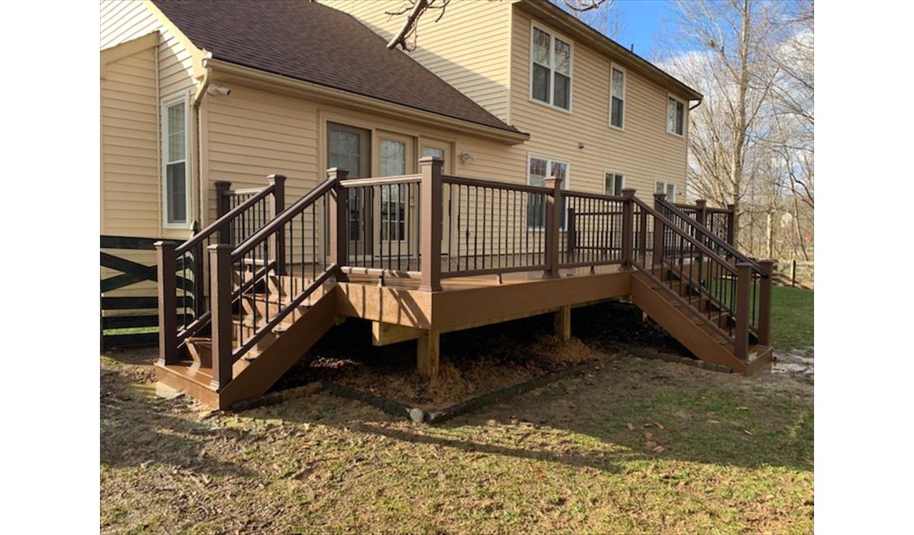 Trex Select Saddle decking with Transcend Vintage Lantern railing.