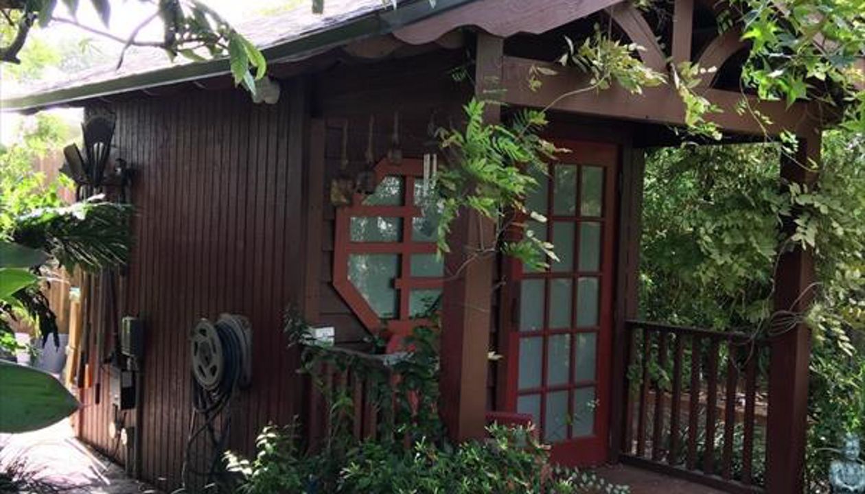 Entrance for gardening shed (also shed).