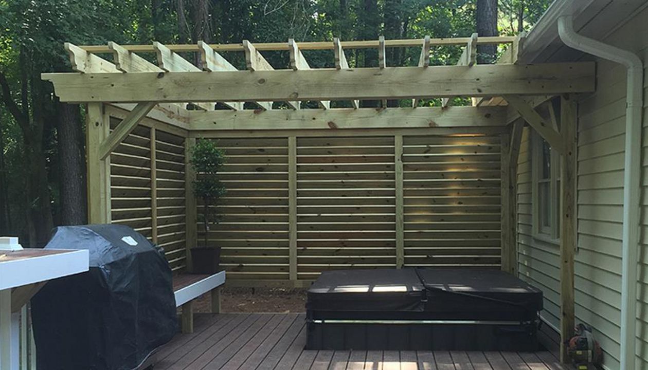 Beautiful Custom Trex Transcend outdoor living space in Wilmington, NC