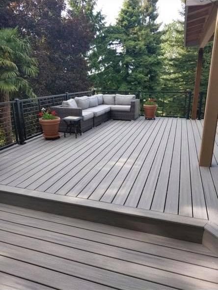 Trex Enhance Rocky Harbor decking with Trex Signature Rod Rail