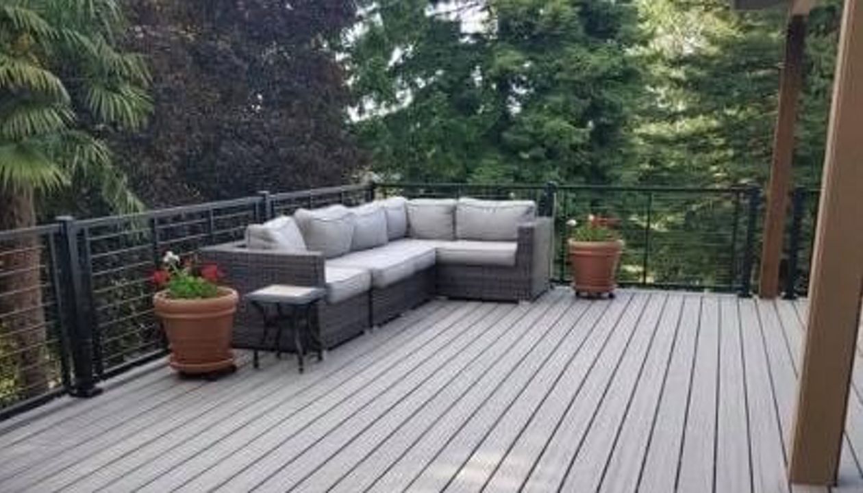 Trex Enhance Rocky Harbor decking with Trex Signature Rod Rail