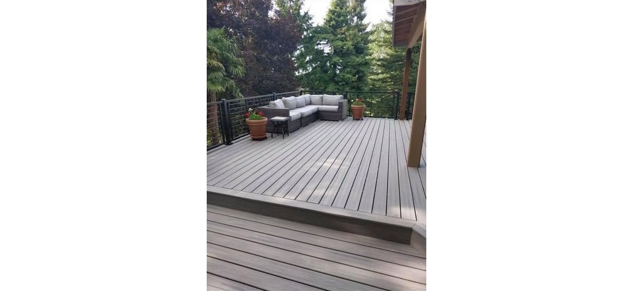 Trex Enhance Rocky Harbor decking with Trex Signature Rod Rail