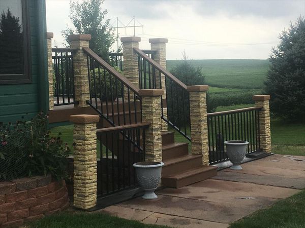 Trex Transcends in Treehouse with Treehouse fascias and drink rails.